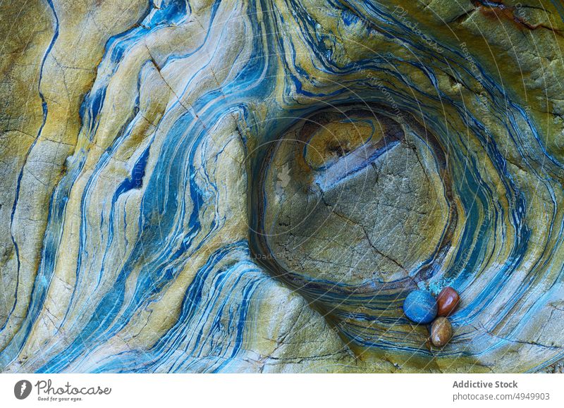 Kieselsteine in einem Loch im Fels Felsen Golfloch sanft farbenfroh Mineral natürlich Oberfläche Haufen abstrakt Element Detailaufnahme kreisen rau Material