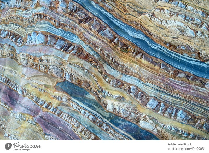 Oberfläche eines blauen metamorphen Gesteins Felsen abstrakt Ornament sanft wellig Hintergrund Textur natürlich Material Mineral Bruchstück uneben Einfluss