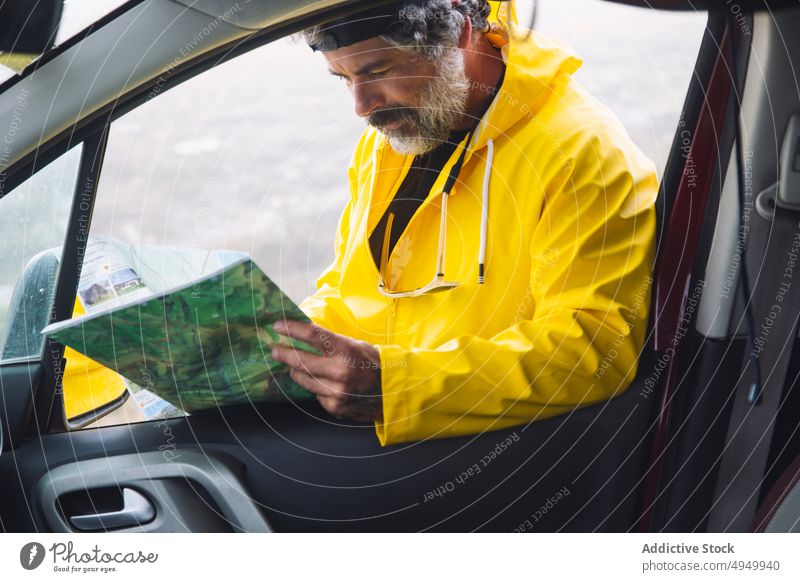 Tourist mittleren Alters prüft Karte Mann lesen Landkarte PKW Nebel Morgen prüfen Fenster navigieren navarre Spanien irati Tal männlich reif Lebensmitte reisen