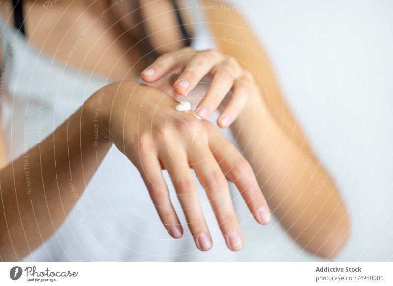 Junge Frau schmiert Creme auf die Hand Aufstrich Sahne Hautpflege Schönheitsprogramm Sauberkeit Spa Kosmetik Produkt Leckerbissen jung brünett perfekt Hygiene