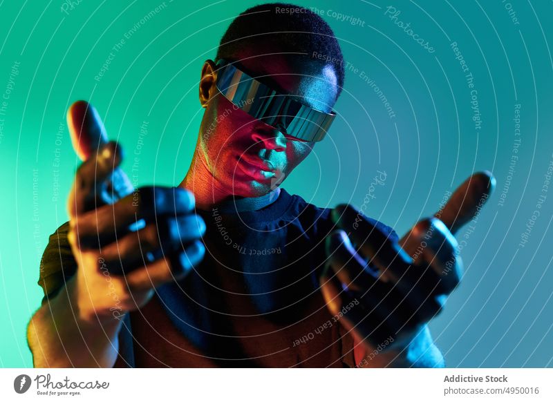 Selbstbewusster schwarzer Mann mit futuristischem Headset streckt die Hand in die Kamera sich[Akk] melden Virtuelle Realität digital ernst VR Cyberspace Porträt