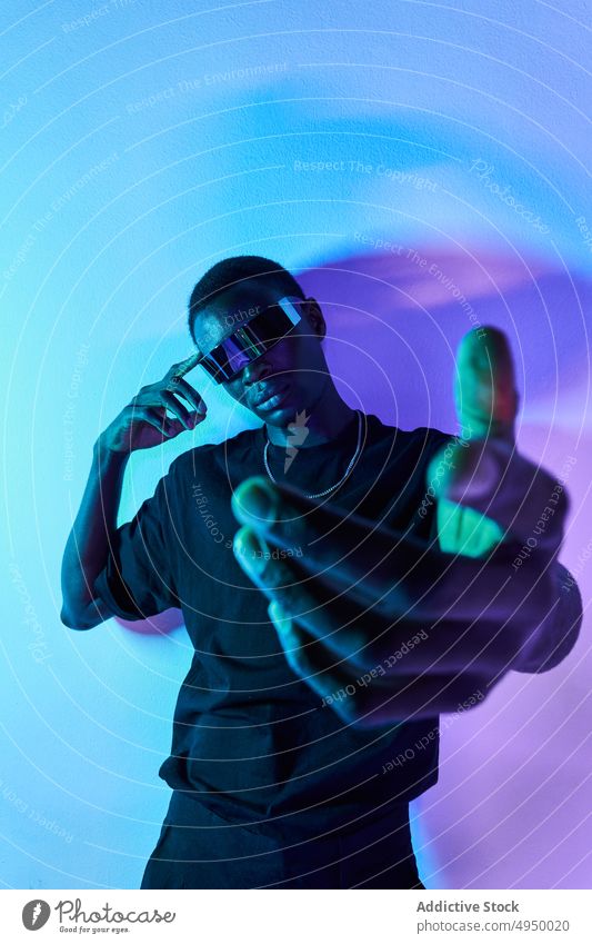 Selbstbewusster schwarzer Mann mit futuristischem Headset streckt die Hand in die Kamera sich[Akk] melden Virtuelle Realität digital ernst VR Cyberspace Porträt