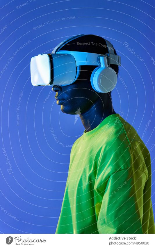 Konzentrierter schwarzer Mann schaut Video in VR-Brille Virtuelle Realität Erfahrung erkunden futuristisch Cyberspace zuschauen Porträt Schutzbrille Simulator