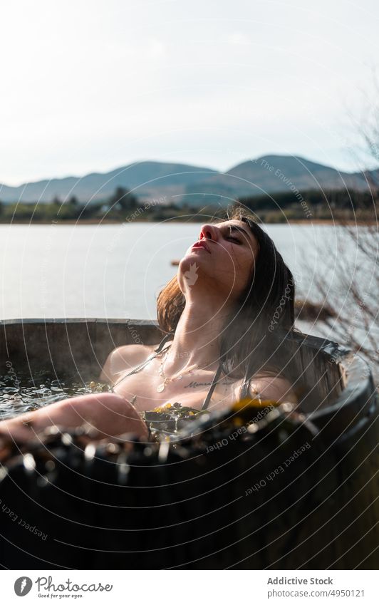 Frau nimmt ein Algenbad am See ruhen Bad Seegras Lauf nachdenklich Ufer Windstille Spa Resort besinnlich jung Wochenende Wasser Augen geschlossen