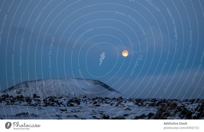 Mond über Berg im Winter Nacht Wolkenloser Himmel Berge u. Gebirge Schnee Natur Glanz kalt dunkel Island spektakulär atemberaubend Abend malerisch Gelände
