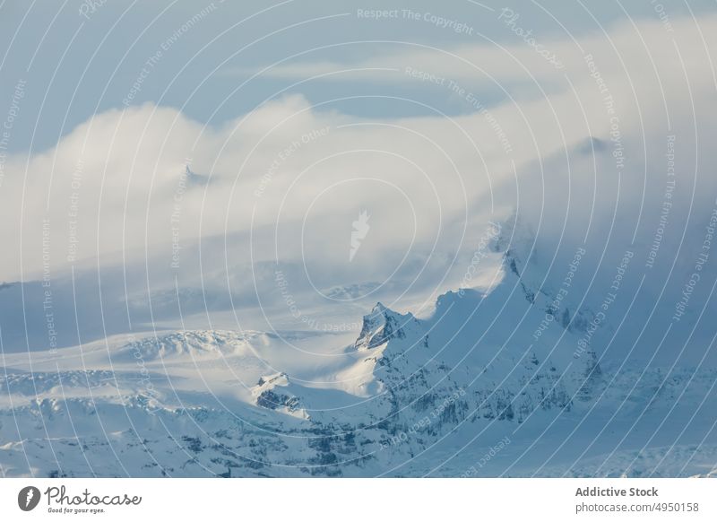 Bewölkter Himmel über verschneiten Bergen Cloud Berge u. Gebirge Schnee Kamm kalt Winter Wetter Natur Hochland Island Felsen Frost dick Ambitus Landschaft alpin