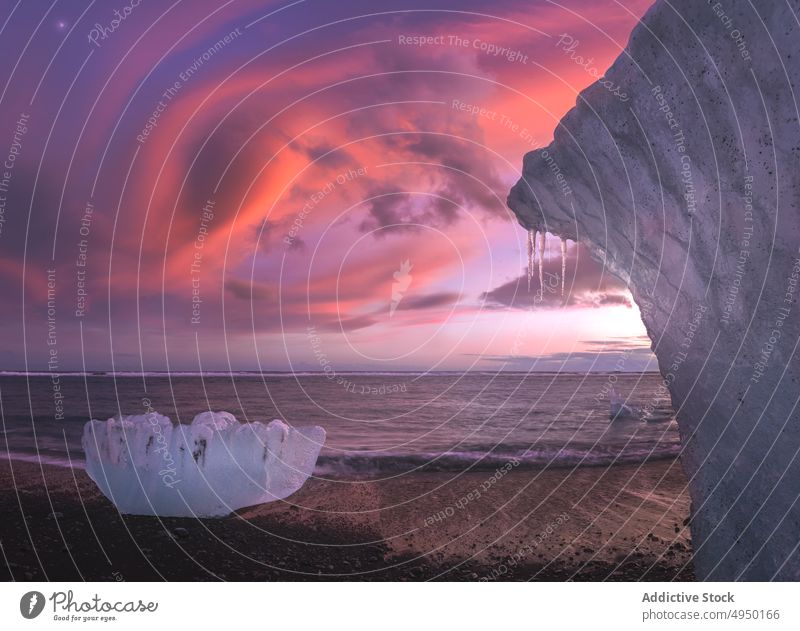 Eisformationen am Meeresufer bei Sonnenuntergang Formation MEER Ufer winken wolkig Himmel Natur Winter Island Küste Wetter Wasser Abend malerisch rau