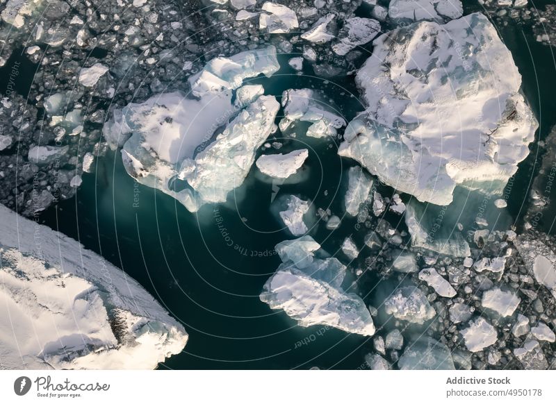 Eisschollen im kalten Meerwasser Scholle Wasser MEER Winter Schnee Schwimmer gefroren Hintergrund Island Temperatur Frost Oberfläche Wetter polar arktische