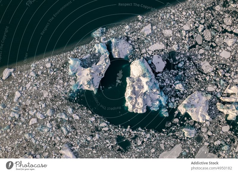 Verschneite Eisberge im Meerwasser MEER Wasser Schnee Windstille kalt Winter Formation gefroren Island Wetter Frost Saison Ufer Küste polar arktische Klima