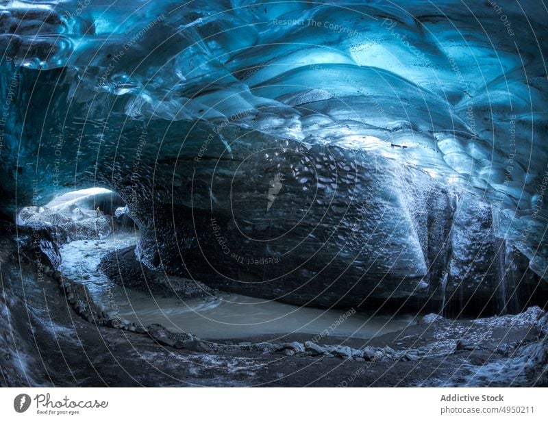 Blaue Eishöhle im Winter Höhle rau Formation kalt blau gefroren Wasser Natur skaftafell Island Kristalle Bach frieren Wand Schnee Frost Wetter Klima Norden