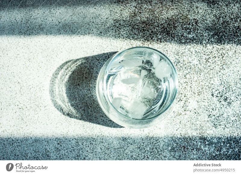 Glas klares Wasser mit Eis Hintergrund Getränk übersichtlich Beton trinken Würfel liquide Schatten Sommer durchsichtig Tisch kalt Erfrischung Küche Kristalle