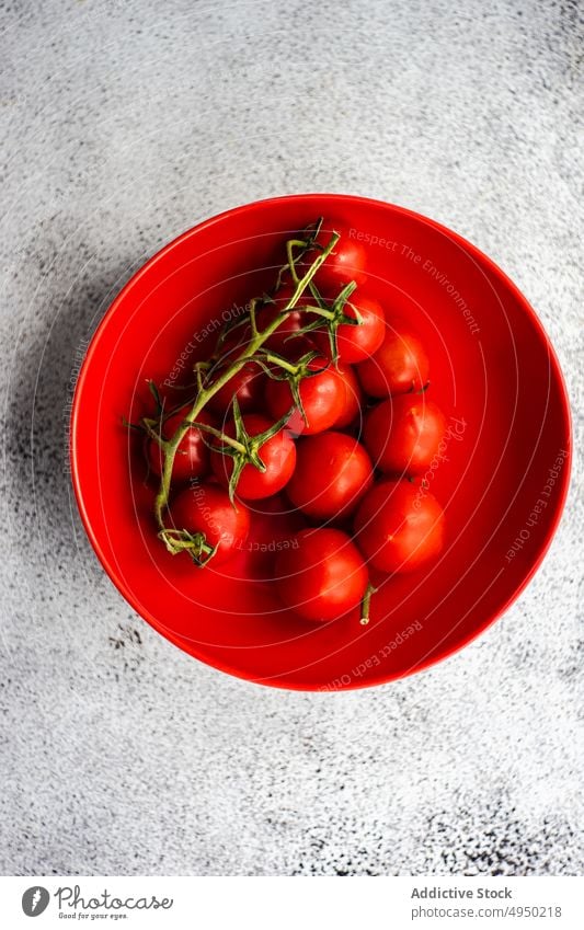 Reife rote Kirschtomaten in der Schale Hintergrund Schalen & Schüsseln Beton Koch Abendessen Essen Lebensmittel frisch Gesundheit Mahlzeit organisch roh reif