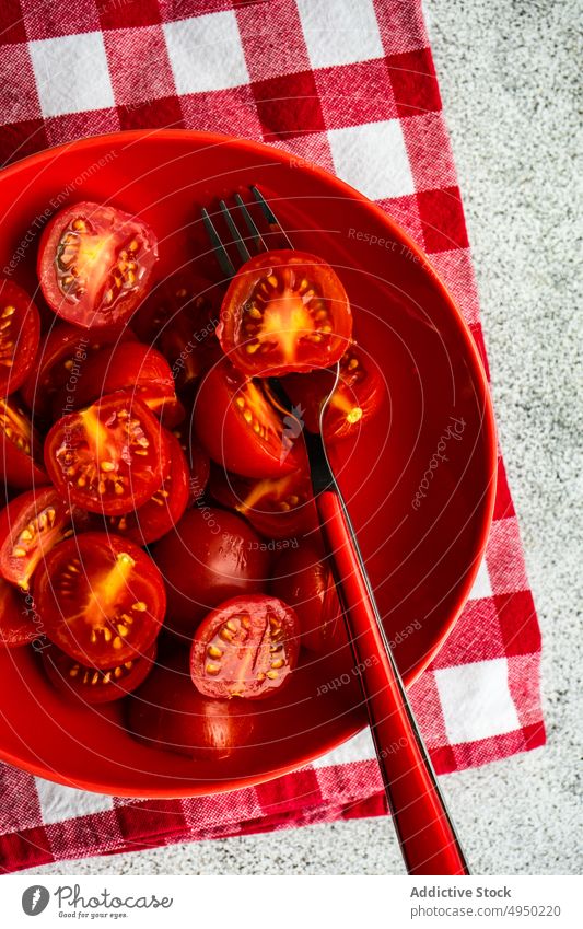 Reife rote Kirschtomaten in der Schale Hintergrund Schalen & Schüsseln Kirsche Tomate Beton Koch Abendessen Essen Lebensmittel geschnitten frisch Gesundheit
