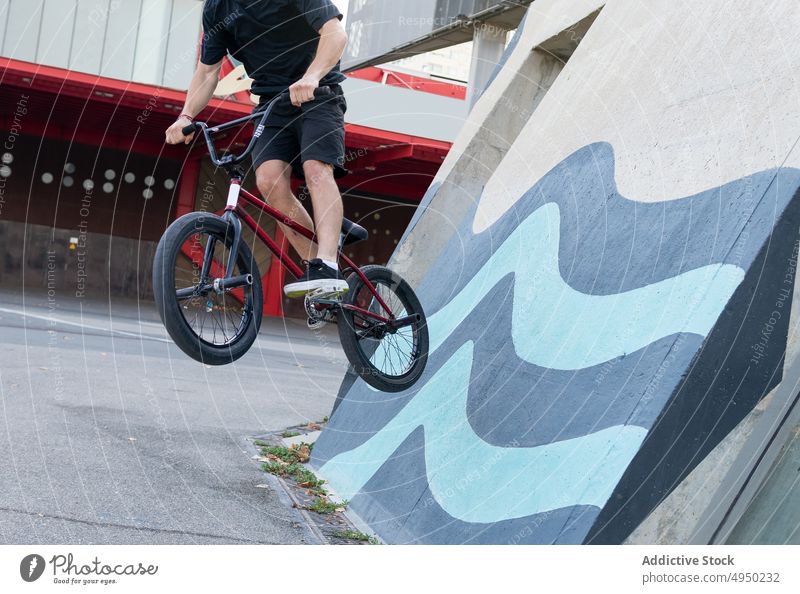 Anonymer Mann macht Wallride-Trick auf BMX-Rad bmx Fahrrad Skateplatz urban Straße Mitfahrgelegenheit Wand männlich jung Stunt Energie üben Radfahrer Hobby
