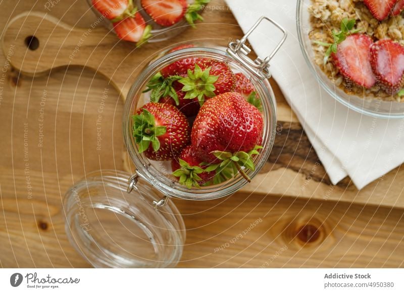 Reife gesunde Erdbeeren im Glas auf dem Schneidebrett serviert Beeren süß Küche Lebensmittel Vitamin frisch roh Tisch lecker Bestandteil Gesundheit Messer