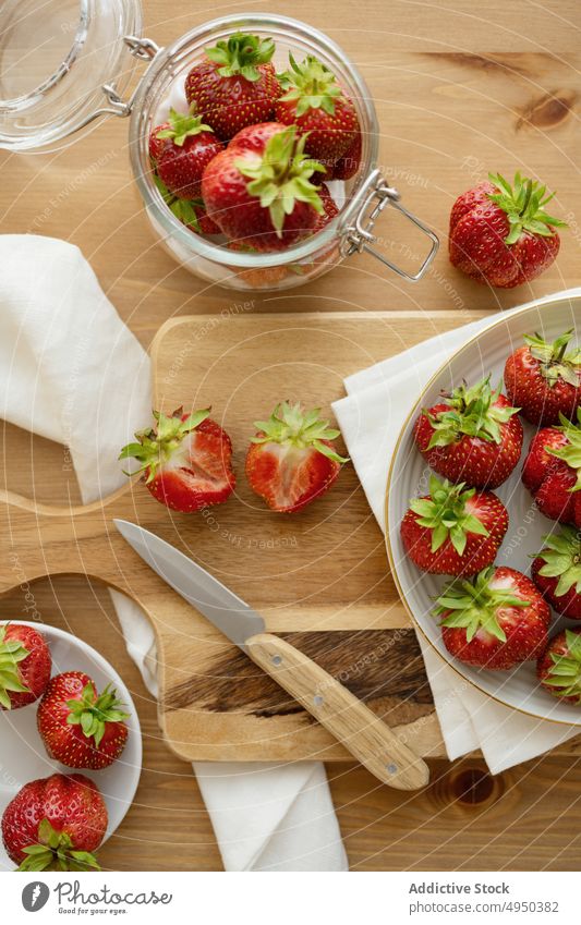 Reife gesunde Erdbeeren auf Tellern auf einem Schneidebrett serviert Beeren süß Küche Lebensmittel Vitamin frisch roh Tisch lecker Bestandteil Gesundheit Glas