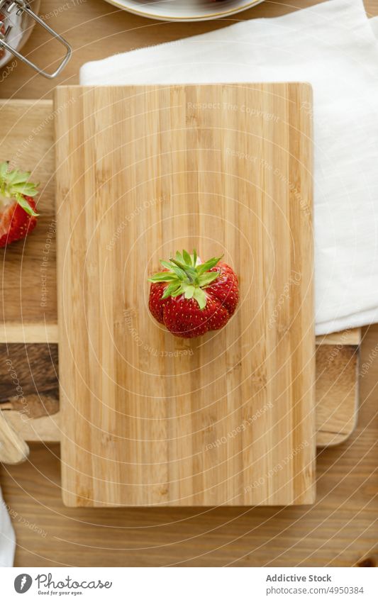 Leckere süße Erdbeere auf einem Holzbrett Erdbeeren reif Schneidebrett Beeren ganz Vitamin Lebensmittel Frucht frisch Gesundheit Bestandteil lecker