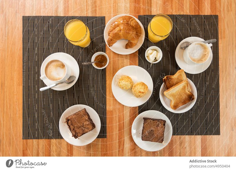Gemischtes Frühstück auf dem Restauranttisch Gebäck trinken Zusammensetzung Lebensmittel sortiert Tisch dienen Morgen Getränk lecker geschmackvoll Croissant