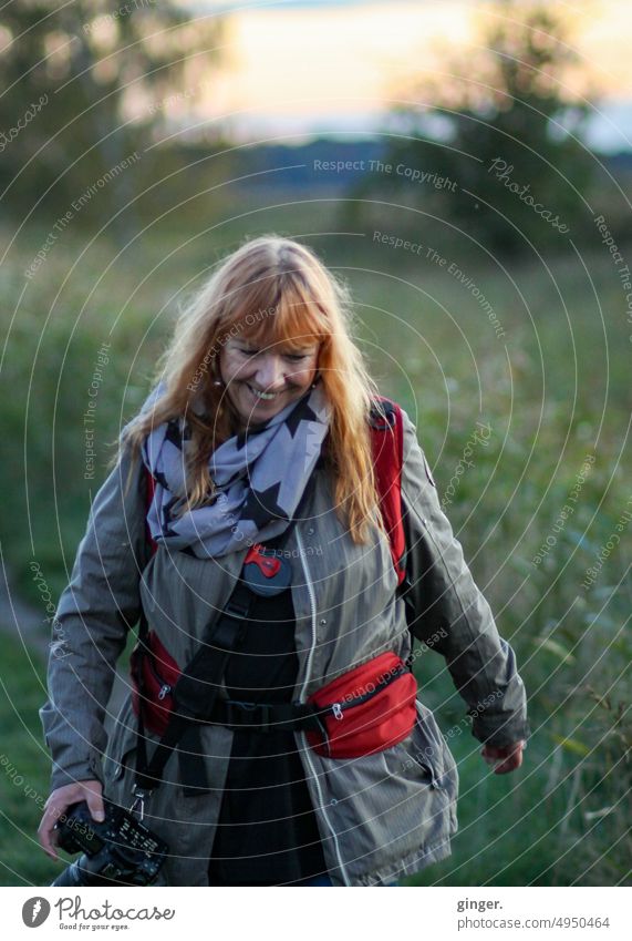Fotografin unterwegs in der Natur - ginger. auf Rügen Frau Gesicht lange Haare rotblond schön langhaarig attraktiv 60 Jahre Lächeln Erwachsene Identität