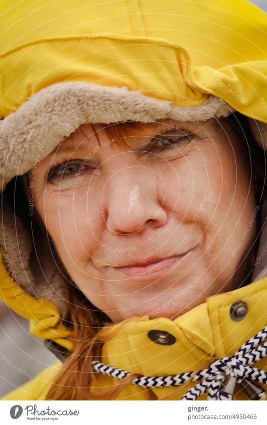 Frau mit Kapuze - ginger. wetterfest verpackt auf der Ostsee weiblich gelb verschnürt gefüttert Druckknöpfe Regen lächeln Gesicht feminin Mensch Blick Kopf