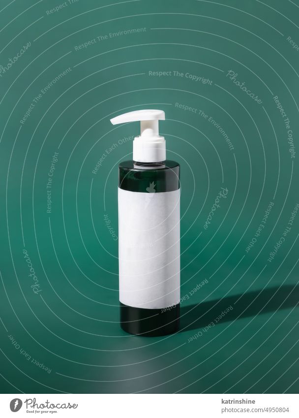 Eine Pumpe Plastikflasche mit leerem Etikett auf grün. Kosmetische Verpackung Mockup Flasche Attrappe kennzeichnen weiß Negativraum Textfreiraum abschließen