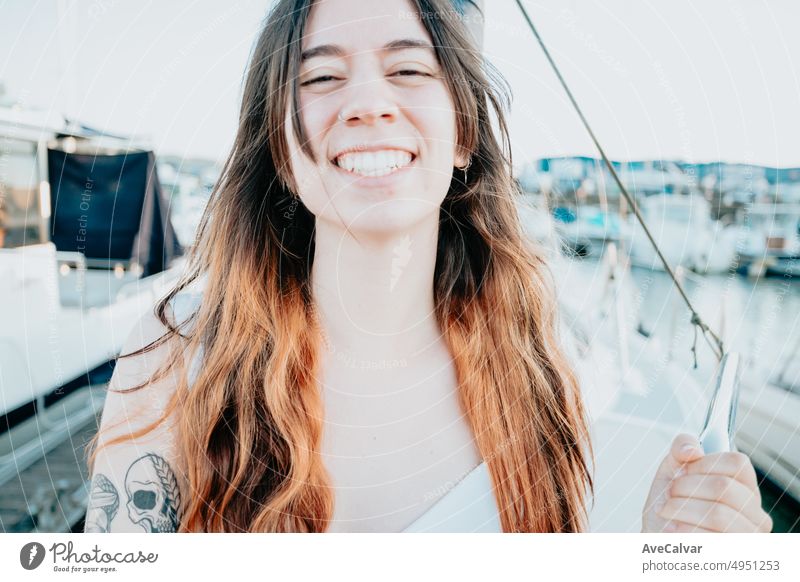 Close up Porträt der jungen Frau genießt Sommerurlaub neben ihrem yacht.luxuriöse Yacht Kreuzfahrt, Meer reisen mit Luxus-Boot.junge glückliche Frau auf Boot Deck Segeln das Meer. Yachting in Griechenland, Spanien