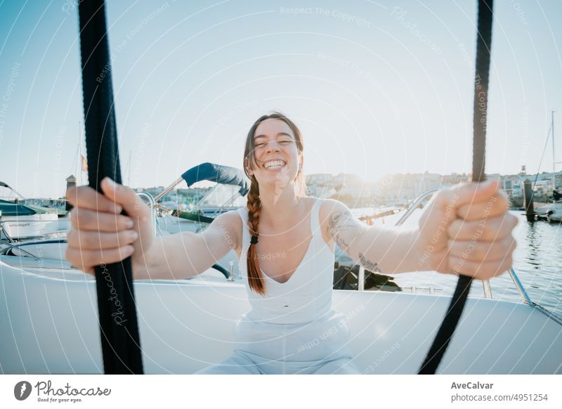 Junge Frau genießt Sommerurlaub neben ihrem yacht.luxuriöse Yacht Kreuzfahrt, Meer reisen durch Luxus boat.Young glückliche Frau auf Bootsdeck Segeln das Meer. Yachting in Griechenland, Spanien. Sonnenuntergang Zeit