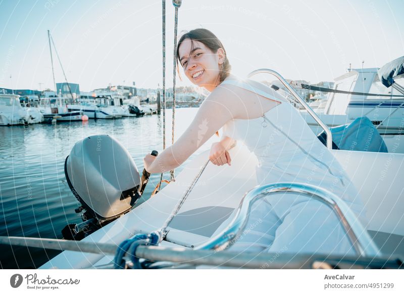 Junge Frau bereitet eine Yacht Motorboot zu nehmen Reise genießen Sommerurlaub.luxuriöse Yacht-Kreuzfahrt, Seefahrt durch Luxus boat.Young glückliche Frau auf Bootsdeck Segeln das Meer. Yachting in Griechenland
