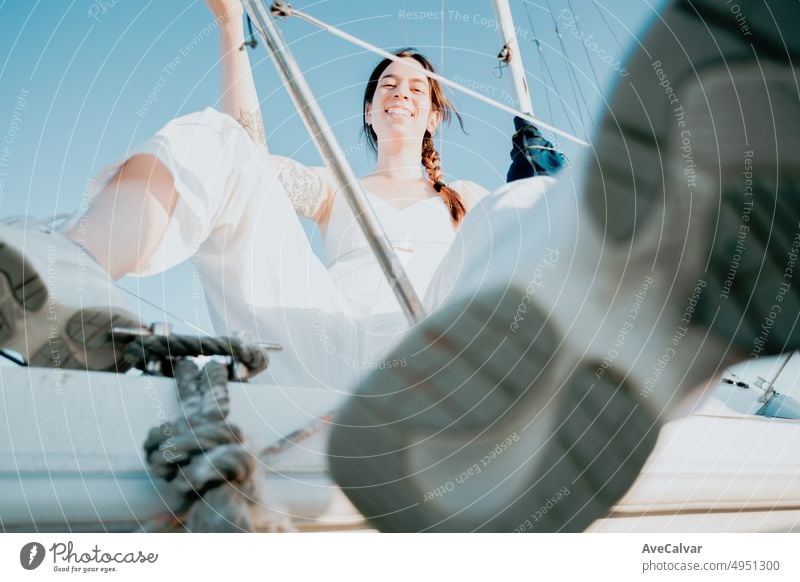 Junge Frau genießt Sommerurlaub auf einer Yacht.Luxus-Yacht-Kreuzfahrt, Segeln Meer Reise von Luxus boat.Young glückliche Frau auf dem Boot Spaß haben. Yachting in Griechenland, Spanien mit Kopie Raum sonnigen Tag
