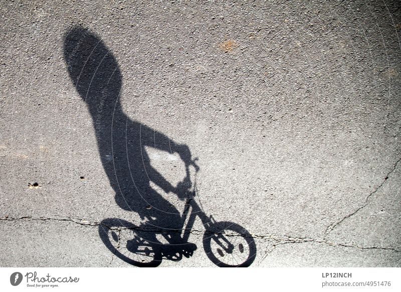 Schattenseite Kindheit Schattenspiel Fahrradfahren Straße Rad Mobilität Fahrradtour Fahrradweg Asphalt Wege & Pfade umweltfreundlich Bewegung Freizeit & Hobby