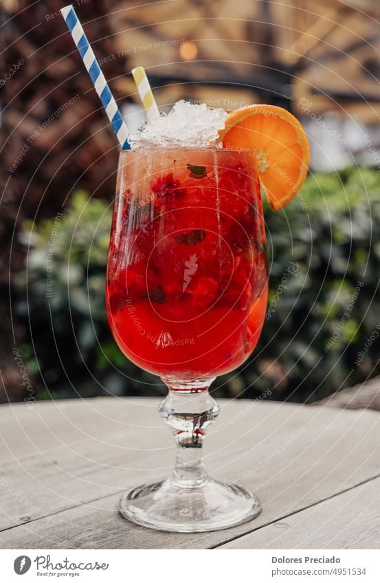 Ein Erdbeer-Mojito mit Rum, Minze, Zucker und Limette aus Alkohol alkoholisch Hintergrund Bar Getränk schwarz Caipirinha Zitrusfrüchte Cocktail kalt Kubaner