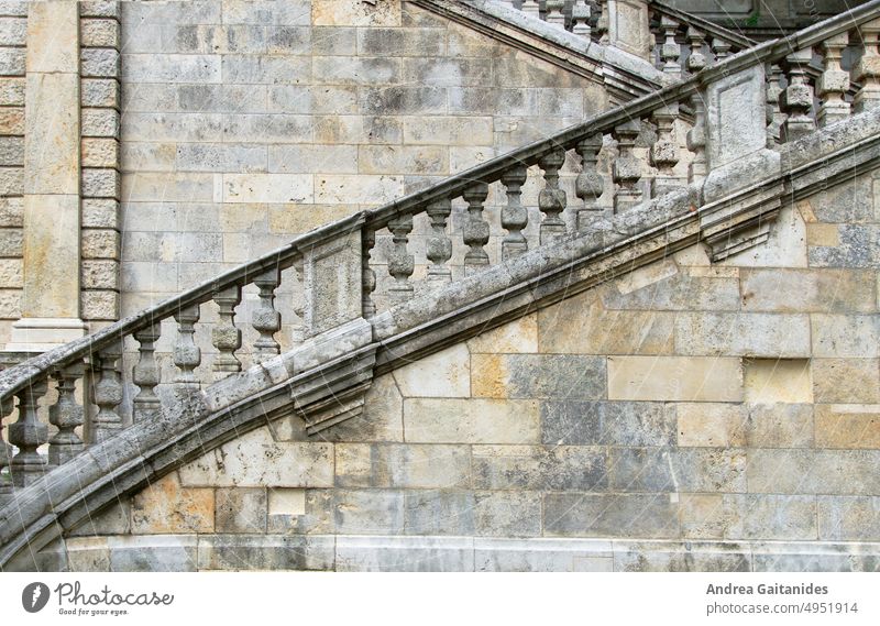 Alte dekorative gemauerte Treppe im Jugendstil,  Blick von der Seite, horizontal Steintreppe Mauer alt alte Bau Bauwerk Historismus München Bayern Deutschland