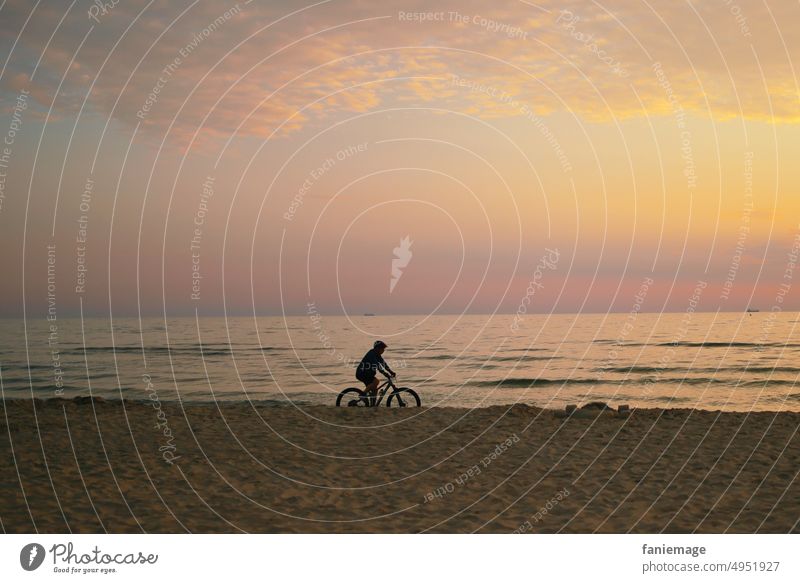 Frühsport Fahrrad Sport Mann Küste Sonnenaufgang Fahrradfahren sportlich Außenaufnahme Mensch Lifestyle Fitness Freizeit & Hobby Farbfoto Bewegung