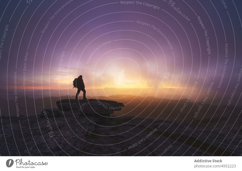 Silhouette eines Mannes Forscher auf einigen Bergfelsen bei Sonnenaufgang Berge u. Gebirge Natur Sonnenuntergang im Freien reisen Himmel Tal Horizont Landschaft