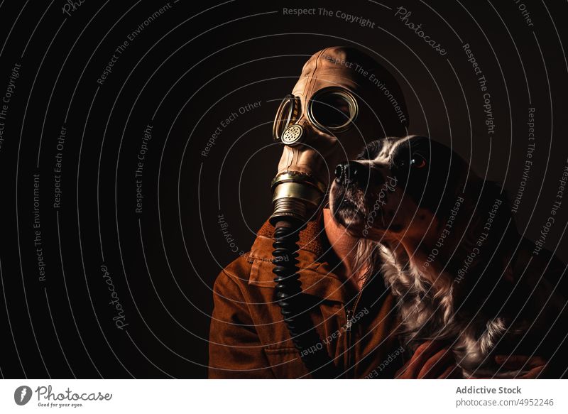 Studio-Porträt einer Person mit einer völlig unkenntlichen Maske Coronavirus Pandemie Virus Seuche Frau Krankheit Mundschutz Mann Schutz Menschen Infektion