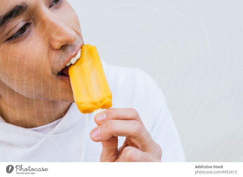 Crop-Mann isst süßen Eislutscher Kies Speiseeis essen genießen kalt aktualisieren geschmackvoll männlich Dessert natürlich Öko organisch lecker Lebensmittel