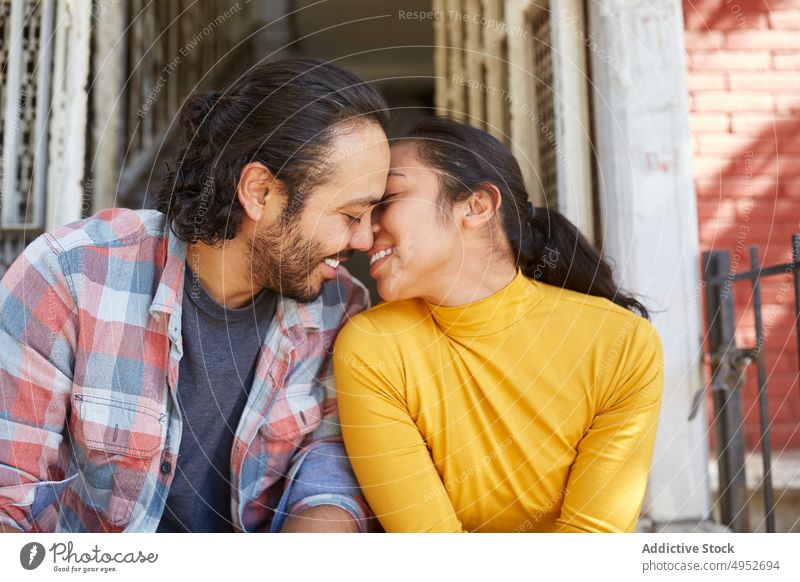 Lächelndes mexikanisches Paar verbringt Zeit auf einer Treppe an einem sonnigen Tag Partnerschaft Liebe romantisch heiter Zuneigung Seelenverwandter Porträt