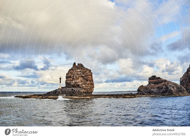 Felsige Klippen mit Leuchtturm am Meeresufer MEER Felsen rau malerisch Seeküste Natur Insel friedlich Kanarienvogel Spanien marin Ufer Stein steif Meerwasser
