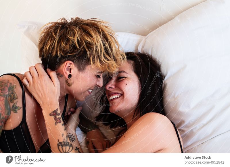 Lesbisches Paar hat Spaß im Bett lesbisch Lachen heimwärts Zusammensein Partnerschaft Liebe Frauen Schlafzimmer lgbt romantisch Homosexualität sinnlich