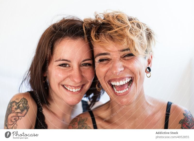 Lesbisches Paar hat Spaß im Bett lesbisch Lachen heimwärts Zusammensein Partnerschaft Liebe Frauen Schlafzimmer lgbt romantisch Homosexualität sinnlich