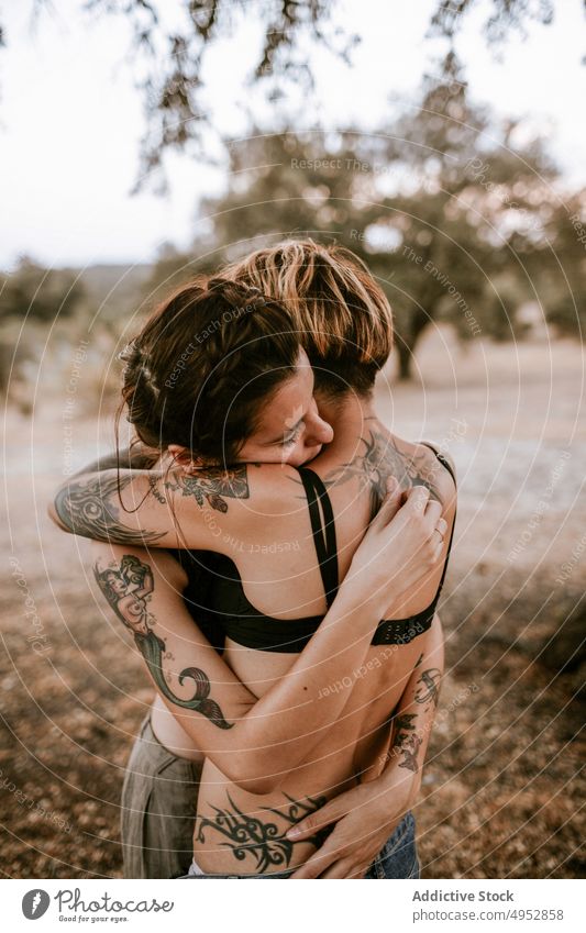 Sinnliche Lesben, die sich auf dem Lande umarmen Paar lesbisch Landschaft sinnlich geschlossene Augen Liebe Frauen Homosexualität Zusammensein Freude sorgenfrei