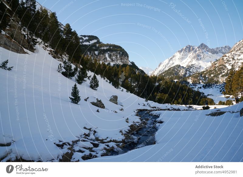Fluss in schneebedeckten felsigen Bergen im Hochland Schnee Bach gefroren Winter kalt Natur Formation Berge u. Gebirge fließen strömen Landschaft Saison rau Eis