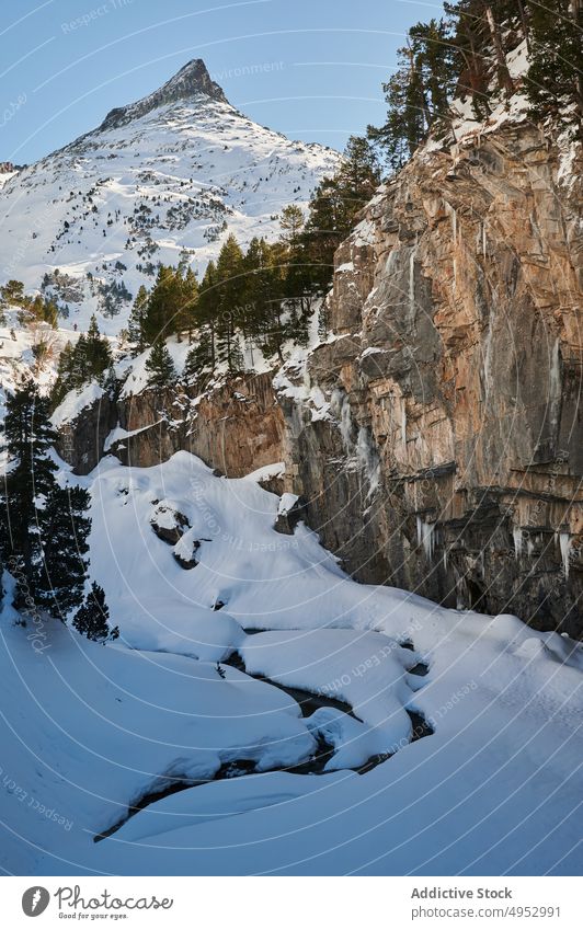 Gefrorener Fluss in verschneiten felsigen Bergen im Hochland Schnee Bach gefroren Winter kalt Natur Formation Berge u. Gebirge fließen strömen Landschaft Saison
