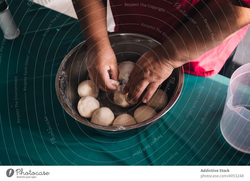 Ethnische Frau bereitet zu Hause Teig vor vorbereiten Teigwaren kulinarisch Rezept roh Produkt natürlich Küche heimwärts organisch Schalen & Schüsseln