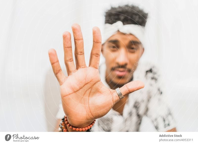 Mann zeigt Stopp-Geste in die Kamera stoppen gestikulieren Zeichen zeigen Verteidigung behüten Symbol nein signalisieren männlich ethnisch verbieten verboten