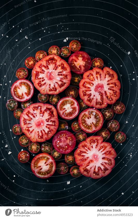 Halbierte Tomaten auf dem Tisch geschnitten Gemüse reif Lebensmittel frisch Bestandteil rot organisch Gesundheit Diät saftig natürlich roh Vegetarier Scheibe