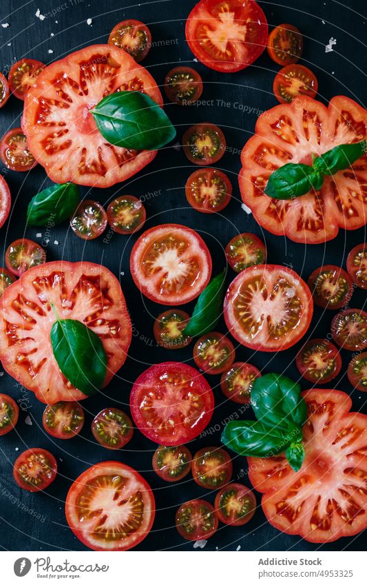 Halbierte Tomaten auf dem Tisch geschnitten Gemüse reif Lebensmittel frisch Bestandteil rot organisch Gesundheit Diät saftig natürlich roh Vegetarier Scheibe