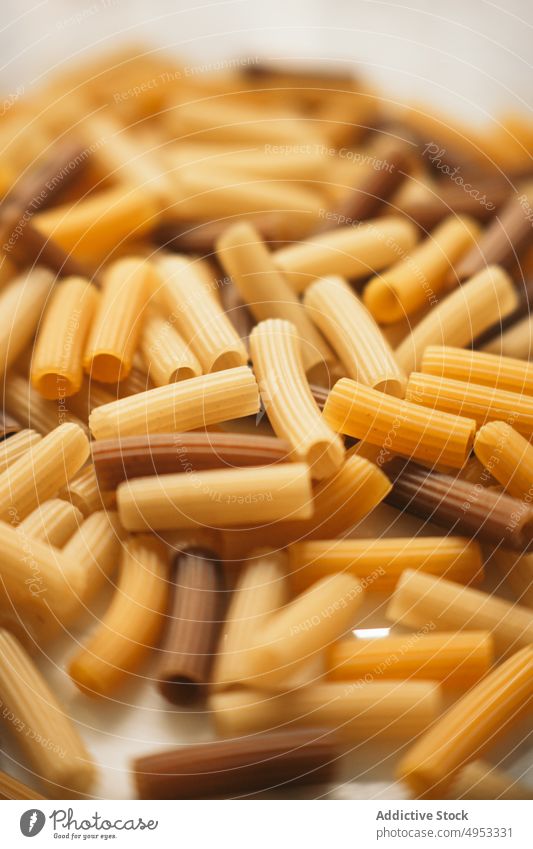 Sortiment bunter Makkaroni Spätzle ungekocht roh Lebensmittel Italienisch Küche mehrfarbig dunkel blass Bestandteil trocknen gelb Gesundheit traditionell