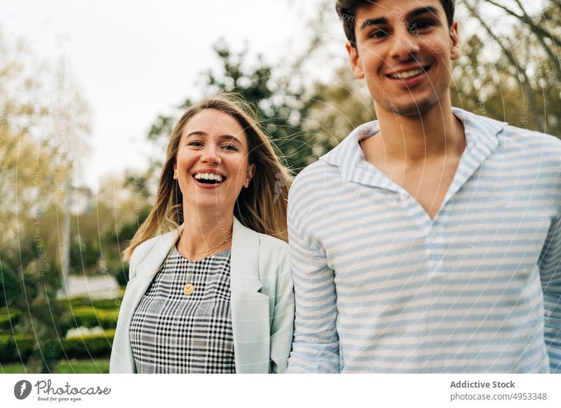 Lächelnde stilvolle Paar hält die Hände im Park in der Stadt zu Fuß Glück Liebe Garten Angebot schlendern Spaziergang Partnerschaft romantisch heiter