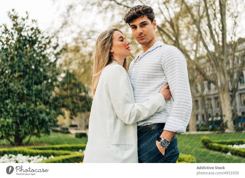 Stilvolles Paar umarmt sich im Park in der Stadt Umarmung Umarmen Liebe Garten Angebot Partnerschaft romantisch kuscheln Zusammensein Zuneigung sanft Bonden